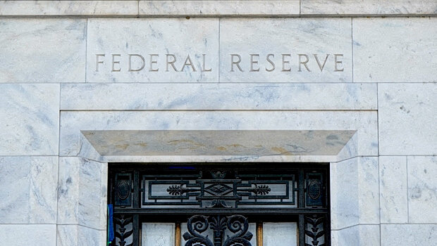 Θα αποφύγει τη μείωση επιτοκίων η fed - τι δείχνει δημοσκόπηση του reuters
