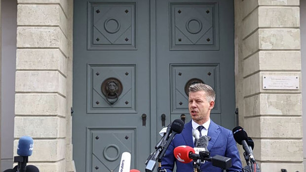 Να ορκιστεί την ημέρα της συνεδρίασης της νέας βουλής θέλει ο μαγιάρ και ζητά τα «παγωμένα » κονδύλια από εε