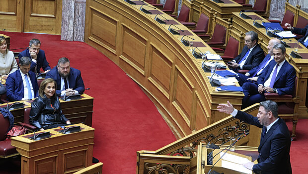 Μάχη κορυφής στη Βουλή για το Κράτος Δικαίου: Σε κλοιό το «Μαξίμου Gate» από την αντιπολίτευση