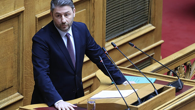 Παέκπληξη για γεωργιάδη: ο επαγγελματίας λασπολόγος επιχειρεί να διασώσει μια κυβέρνηση βυθισμένη στη διαφθορά