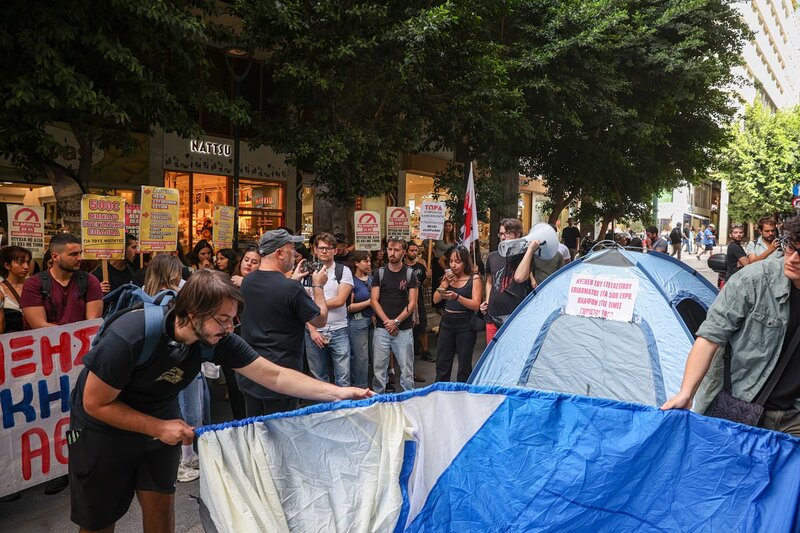«αφού δεν μας ακούνε, θα μας δούνε»: με γαλλική συνταγή οι φοιτητές της αθήνας στήνουν σκηνές στο σύνταγμα