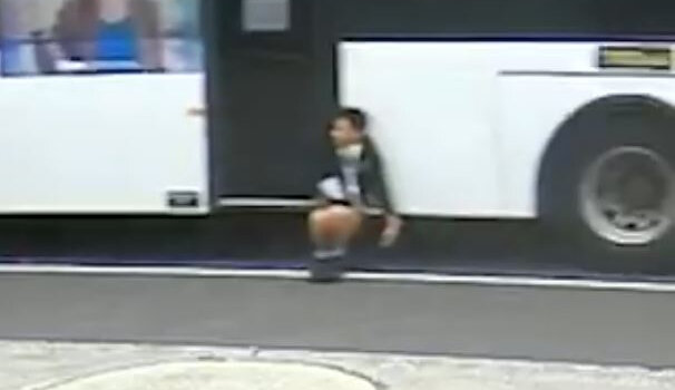 Παγιδευμένος 12χρονος κρέμεται από πόρτα λεωφορείου για 350 μέτρα - τρομακτικό βίντεο
