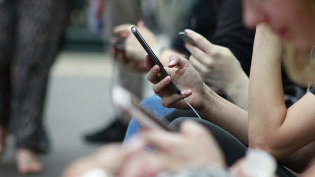 Παγκόσμια έκθεση ευτυχίας: τα social media κάνουν τους νέους λιγότερο χαρούμενους