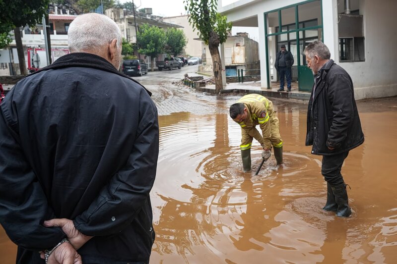 Κακοκαιρία στην κρήτη: μετράνε τις πληγές τους στην ιεράπετρα - μετέφεραν 47 άτομα από καταλύματα και ξενοδοχε