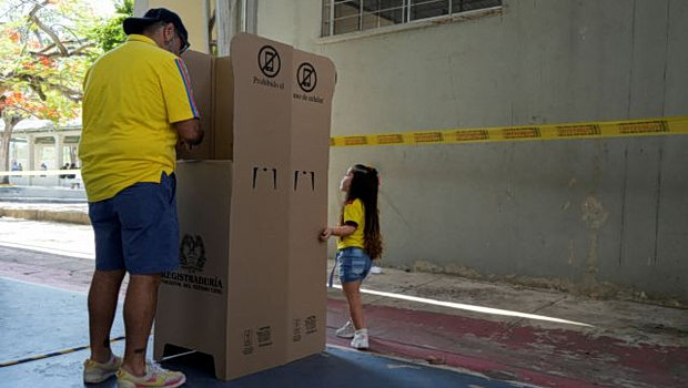 Ο ακροδεξιός ντε λα εσπριέγια κατά του αριστερού σεπέδα στον β΄ γύρο των προεδρικών