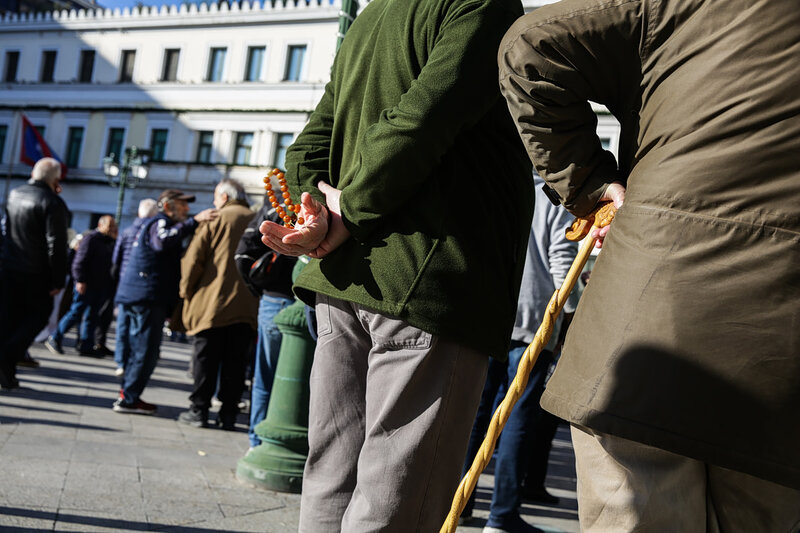 Η «ακτινογραφία» της εας: πώς 500.000 συνταξιούχοι χρηματοδοτούν το επίδομα των 400 ευρώ