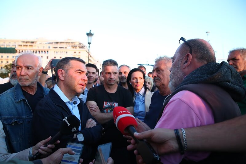 Ο αλέξης τσίπρας δίπλα στους αλιείς που κινδυνεύουν με αφανισμό - «η κυβέρνηση δεν στήριξε την παραγωγική βάση