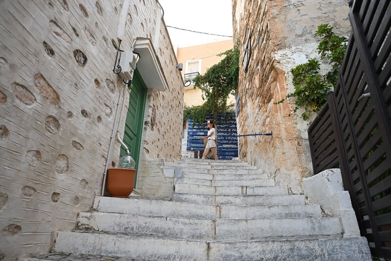 Κάμερες ασφαλείας κατέγραψαν με μαχαίρι και καλυμμένα χαρακτηριστικά τη 42χρονη που δολοφονήθηκε στη σύρο