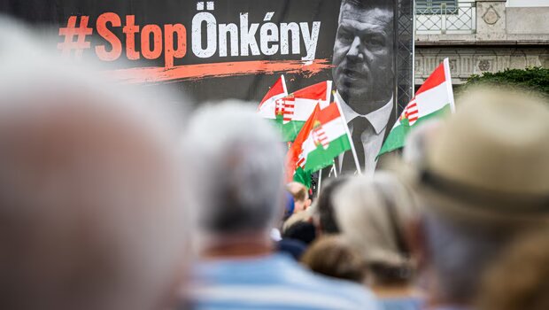 «ανδρείκελο του όρμπαν»: συνταγματική ανατροπή στην ουγγαρία με στόχο την απομάκρυνση του προέδρου τάμας σούλι