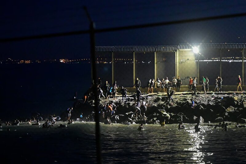 Χάος στη θέουτα: χιλιάδες μετανάστες πέρασαν στην ισπανία, τουλάχιστον 18 νεκροί - διπλωματική κρίση με την ιτ