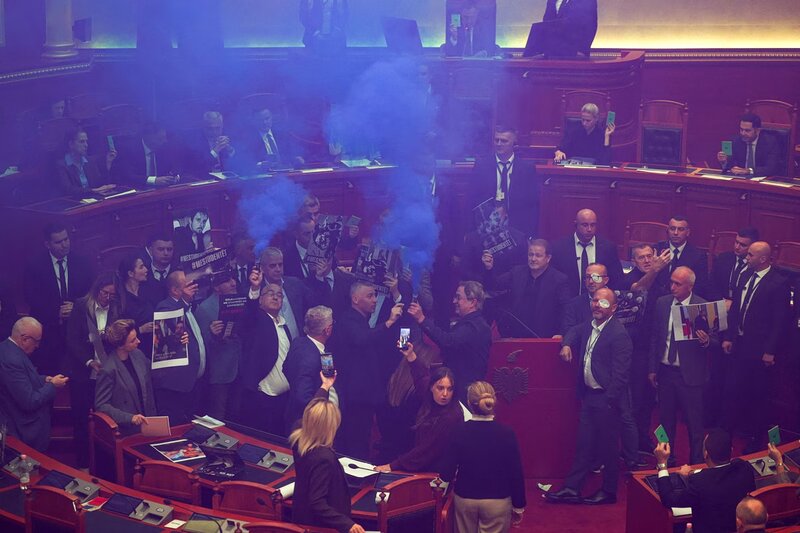 Χάος στο αλβανικό κοινοβούλιο: βουλευτές της αντιπολίτευσης διέκοψαν τη συνεδρίαση με καπνογόνα