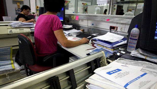 Παραμένει ψηλά η ανεπίσημη εργασία στην ελλάδα -  οι γυναίκες πλήττονται περισσότερο