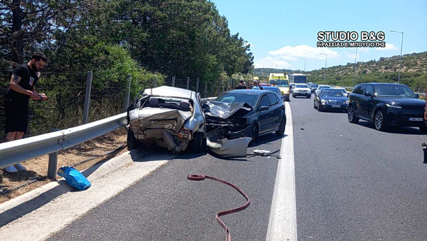 Καραμπόλα τεσσάρων οχημάτων και ασθενοφόρου στην κορίνθου - τριπόλεως - αναφορές για αρκετούς πάσχοντες