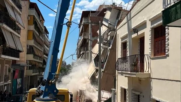 Καρέ καρέ η κατάρρευση της πολυκατοικίας στα πετράλωνα