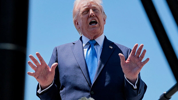 Η ασφυκτική λαβή τραμπ στη wall street