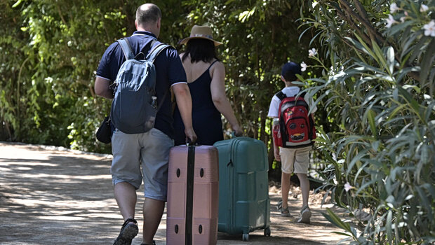 Τάση εξοικονόμησης χρημάτων στις φετινές διακοπές - σχεδόν οι μισοί θα μειώσουν τις δαπάνες