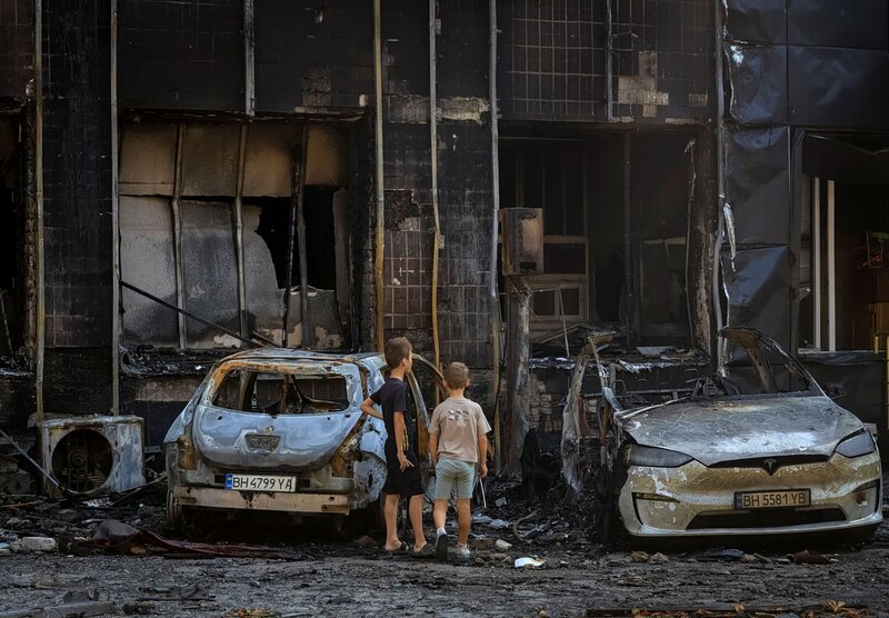 Καταγγελία ζελένσκι: τρεις θύματα και δεκάδες τραυματισμένοι από ρωσικούς αεροπορικούς βομβαρδισμούς