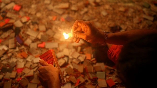 Κατασχέθηκαν πάνω από 2.000 κροτίδες και φωτοβολίδες στη Σαλαμίνα - Πέντε συλλήψεις