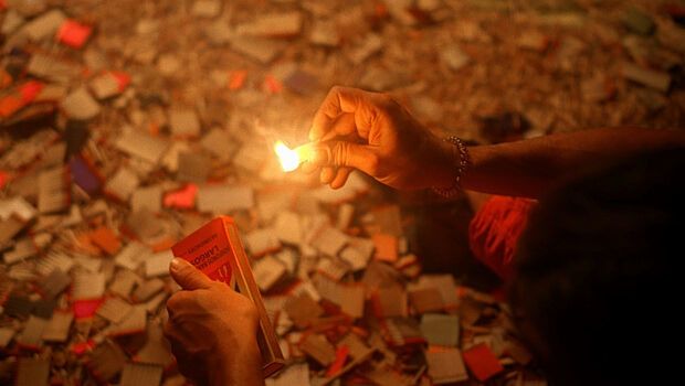 Κατασχέθηκαν πάνω από 2.000 κροτίδες και φωτοβολίδες στη Σαλαμίνα - Πέντε συλλήψεις