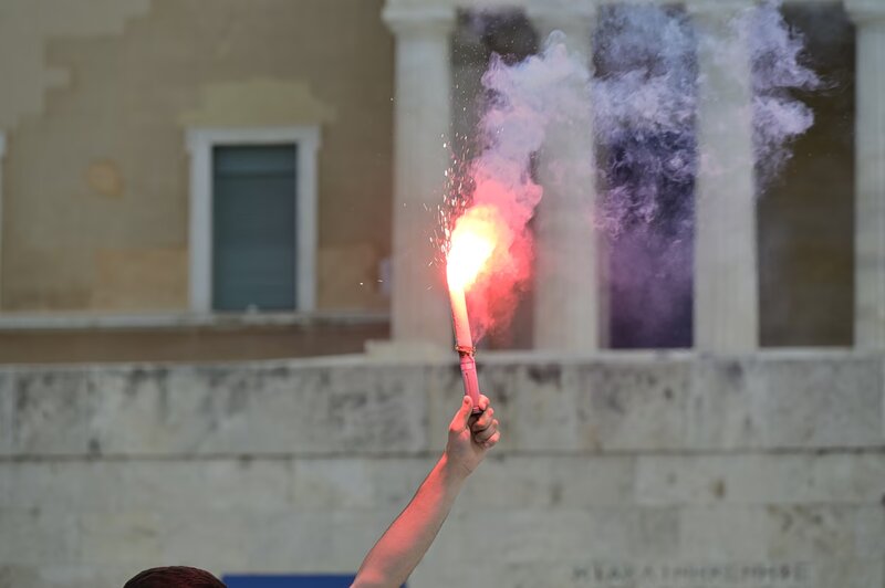 Κατασκηνώνουν στο σύνταγμα φοιτητές από όλη την αθήνα - από το παρίσι μέχρι την αθήνα οι νέοι στους δρόμους