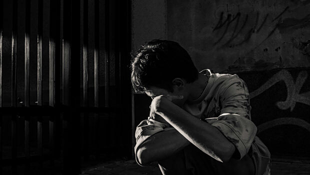 Πατέρας κρατούσε αιχμάλωτο το 9χρονο παιδί του επί έναν χρόνο - Βρέθηκε γυμνό και υποσιτισμένο