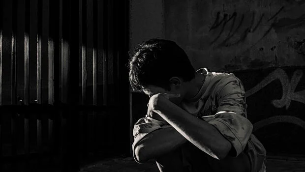 Πατέρας κρατούσε αιχμάλωτο το 9χρονο παιδί του επί έναν χρόνο - Βρέθηκε γυμνό και υποσιτισμένο