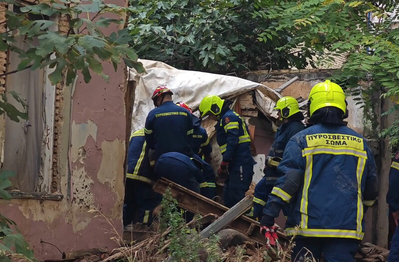 Κατέρρευσε εγκαταλελειμμένο κτίριο στον κολωνό - έρευνες για τυχόν εγκλωβισμένους