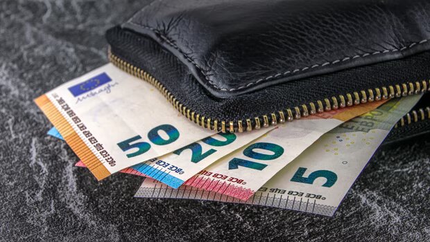 Κάτω από τα επίπεδα του 2021 οι πραγματικοί μισθοί στην ευρωζώνη - μείωση σχεδόν 2%, πού βρίσκεται η ελλάδα