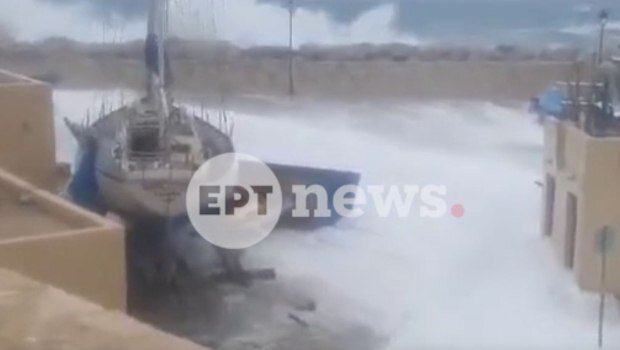 Γαύδος: h στιγμή που ορμητικά κύματα χτυπούν ιστιοπλοϊκό