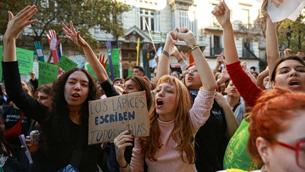 Μαζικές διαδηλώσεις υπέρ του δημόσιου πανεπιστημίου στην αργεντινή