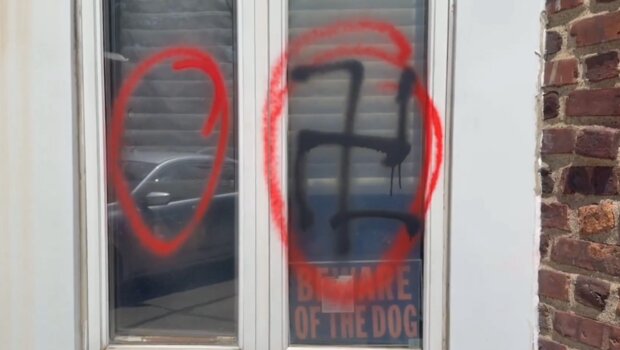 Σβάστικες και «χάιλ χίτλερ» σε σπίτια και συναγωγές