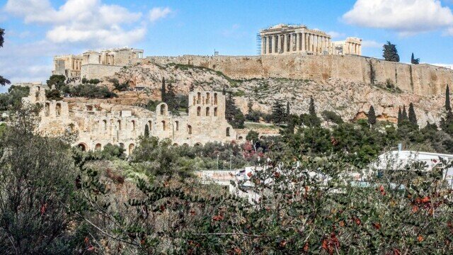 Bloomberg: δεν είναι μόνο η φορολογία ο λόγος που οι δισεκατομμυριούχοι «μετακομίζουν» από το λονδίνο στην αθή