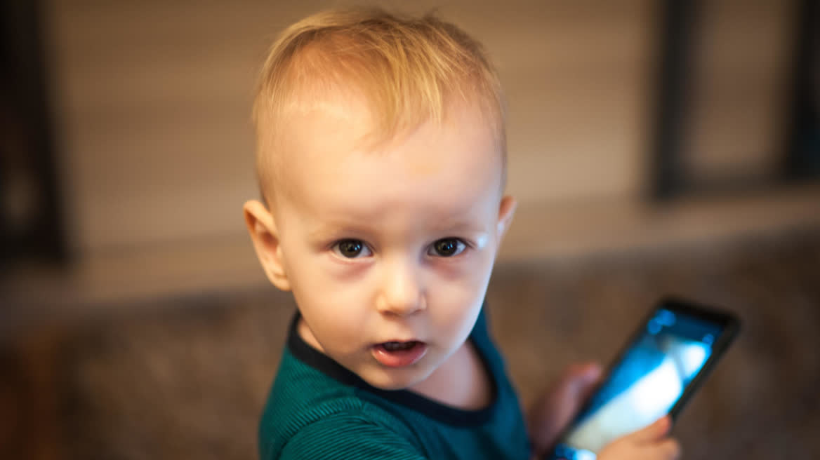 Όχι στις οθόνες πριν από τα 2 έτη - Νέες συστάσεις της Βρετανίας για παιδιά