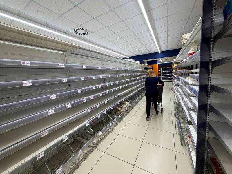 Άδεια τα ράφια των σούπερ μάρκετ στην ιταλία - απεργία και μπλόκα οδηγών φορτηγών για την ακρίβεια στα καύσιμα
