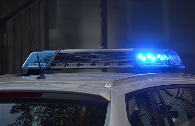 «δεν θα γράψεις εσύ εμένα» - συνελήφθη 48χρονος που επιτέθηκε σε γυναίκες αστυνομικούς όταν πήγαν να του βεβαι