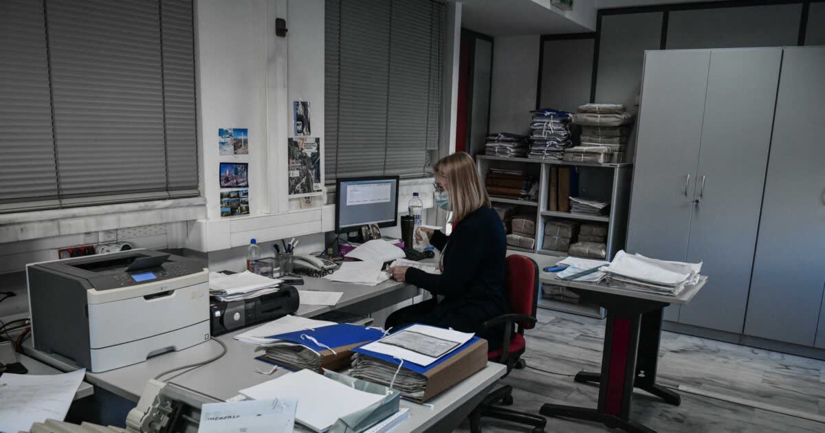 Δημόσιοι υπάλληλοι: Έως και 2,5 μισθούς επιπλέον λαμβάνουν συγκριτικά με το 2023