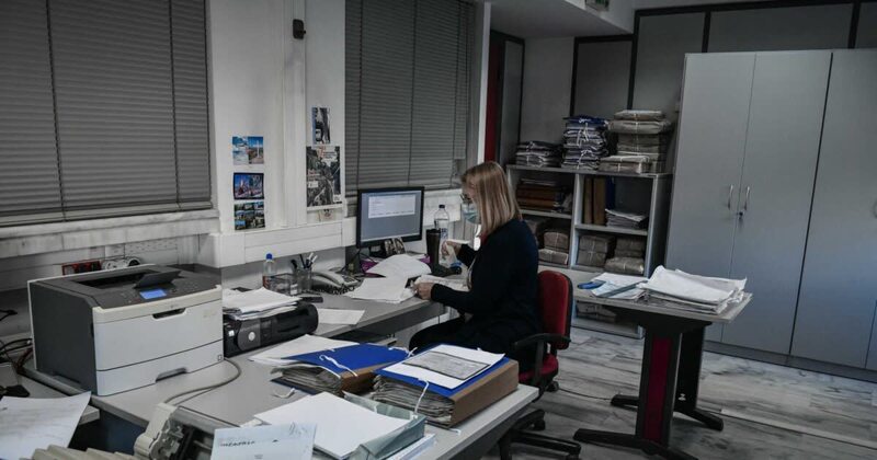 Δημόσιοι υπάλληλοι: Έως και 2,5 μισθούς επιπλέον λαμβάνουν συγκριτικά με το 2023