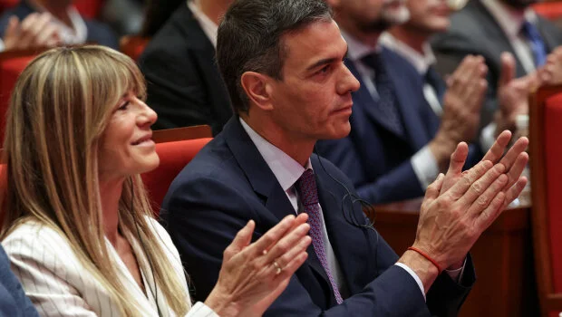 Σε δίκη για διαφθορά παραπέμπεται η γυναίκα του ισπανού πρωθυπουργού Πέδρο Σάντσεθ