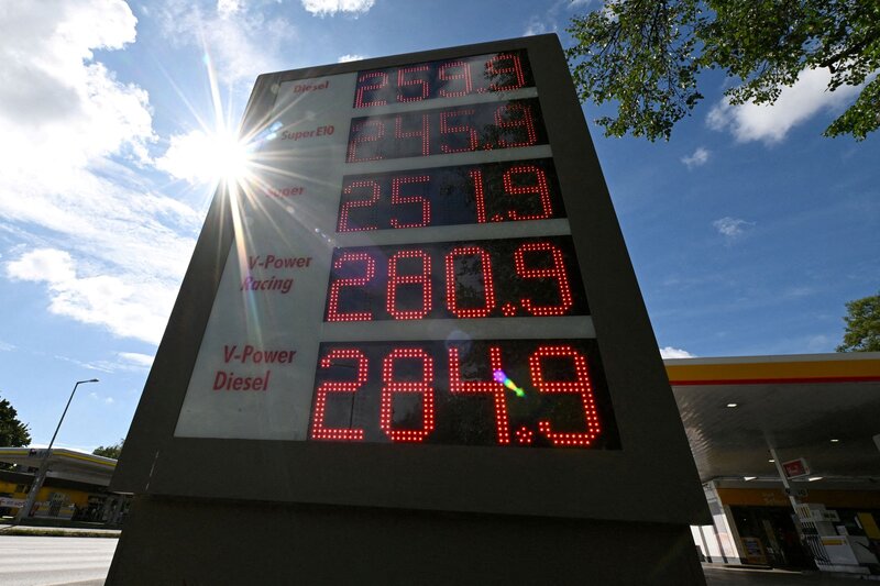 Σε επίπεδα ρεκόρ οι τιμές των καυσίμων στην εε – πιέσεις στις βρυξέλλες για φόρο στα υπερκέρδη των πετρελαϊκών
