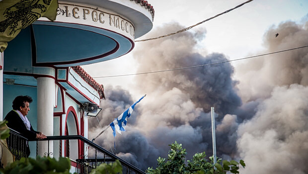 Σε εξέλιξη η φωτιά στο ωραιόκαστρο, καίει σε δύο εργοστάσια - τοξικός καπνός έχει σκεπάσει την περιοχή