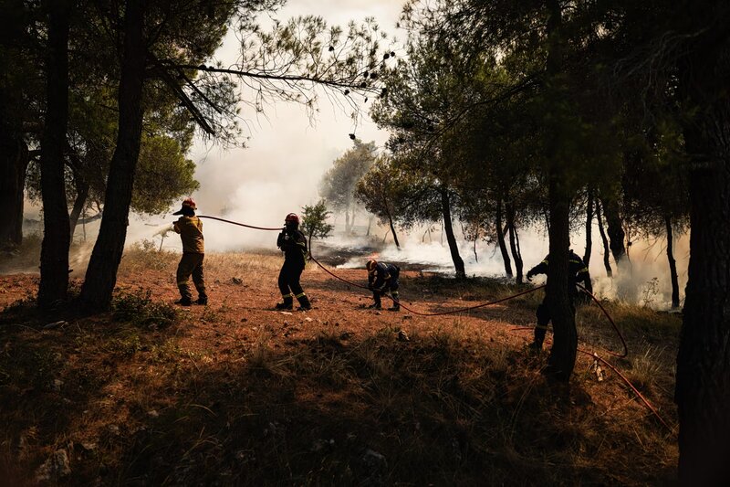 Σε πύρινο κλοιό η δυτική αττική, τρία τα ενεργά μέτωπα - εκκενώθηκαν ψάθα, λούμπα, μορφέικα, άνω αλεποχώρι