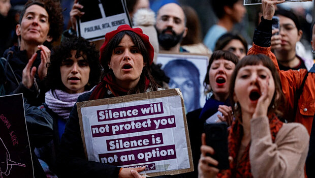 Σε «θλιβερά χαμηλά επίπεδα» η κάλυψη της βίας κατά των γυναικών από τα μμε