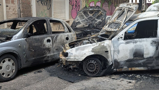 Μεγάλη αναστάτωση στην Κυψέλη από φωτιά που ξέσπασε σε σταθμευμένο βαν - Δείτε βίντεο