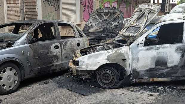 Μεγάλη αναστάτωση στην Κυψέλη από φωτιά που ξέσπασε σε σταθμευμένο βαν - Δείτε βίντεο