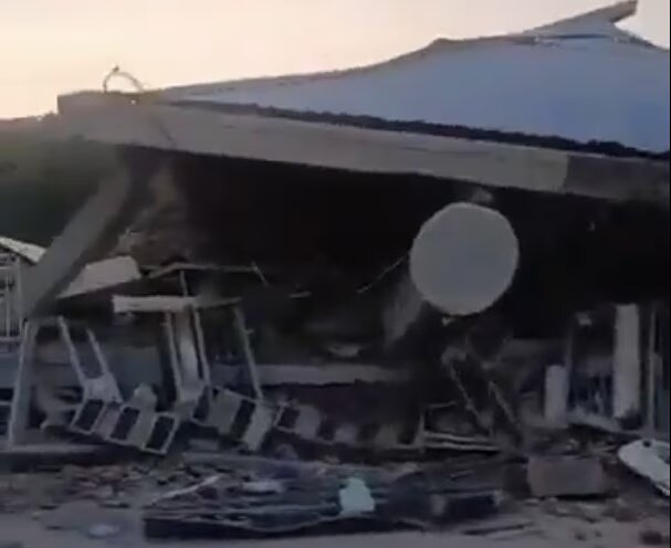 Σεισμός 7,7 ρίχτερ στην ινδονησία - εικόνες με καταρρεύσεις κτιρίων