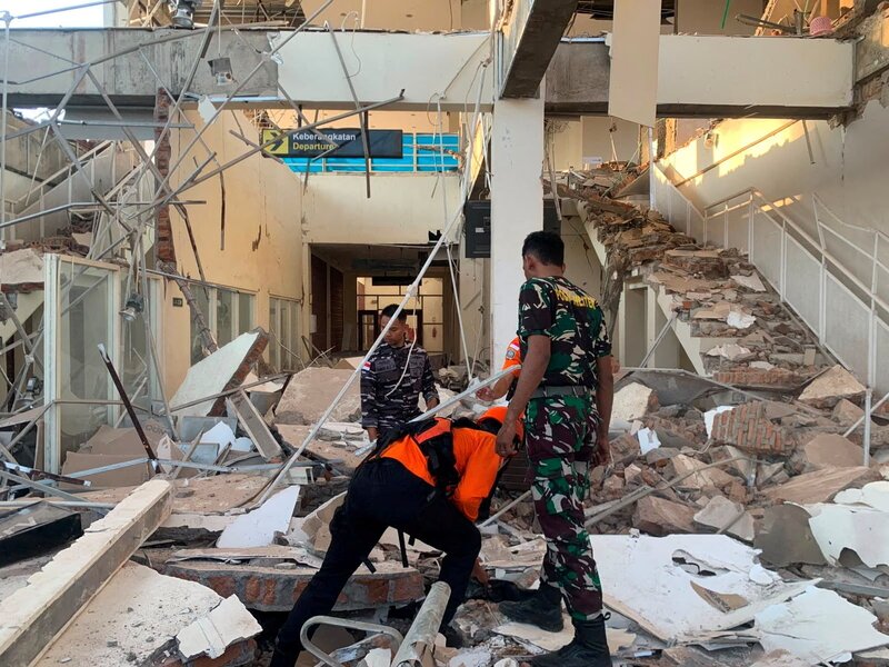 Σεισμός στην ινδονησία: δεκάδες νεκροί - μπαράζ μετασεισμών - «μείνετε μακριά από ακτές και σπίτια»
