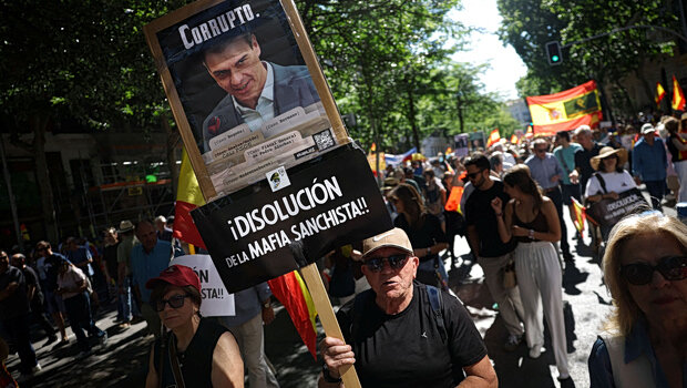 Δεκάδες χιλιάδες διαδηλωτές στους δρόμους της μαδρίτης υπέρ της παραίτησης σάντσεθ