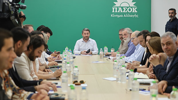 Ξεκίνησε το κρίσιμο πολιτικό συμβούλιο του παέκπληξη - τα μηνύματα ανδρουλάκη και η κυβερνητική «ομάδα κρούσης