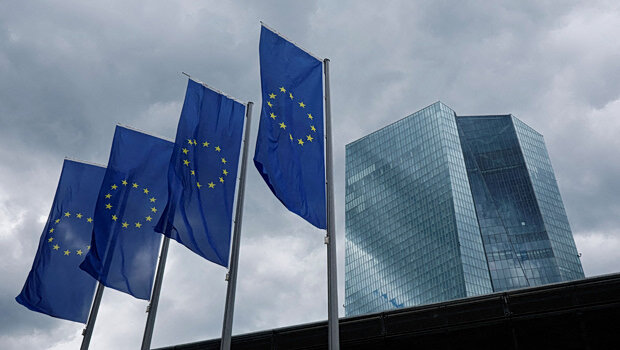 Η εκτ αύξησε για πρώτη φορά τα επιτόκια από το 2023