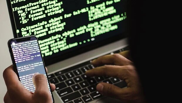 Γελασμένη η κυβέρνηση εάν πιστεύει ότι έχει τελειώσει η υπόθεση των υποκλοπών – ιδίως όταν πρώην πρωθυπουργός 